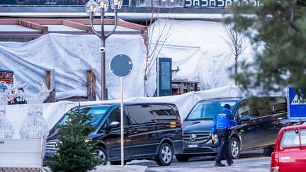 Vue des véhicules des services funéraires devant le bar Le Constellation à Crans-Montana.