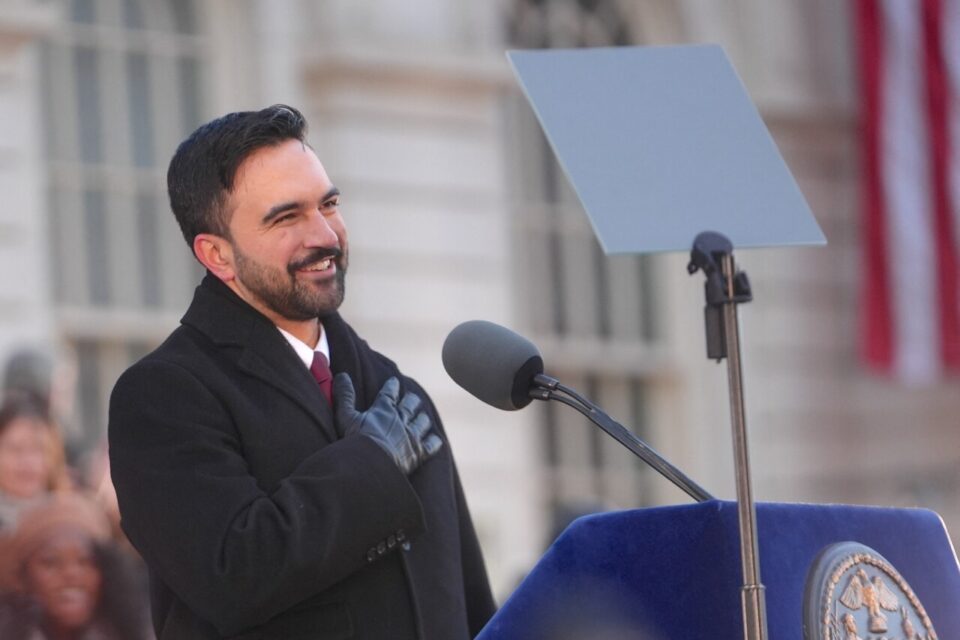 Zohran Mamdani prêtant serment à New York