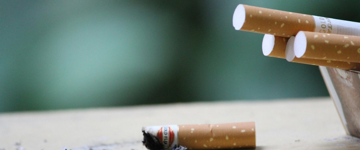 Paquet de cigarettes et hausse des prix en 2026