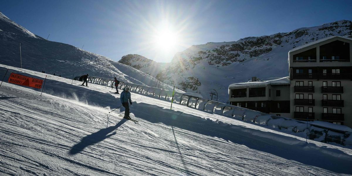 Piste de ski enneigée dans les Alpes