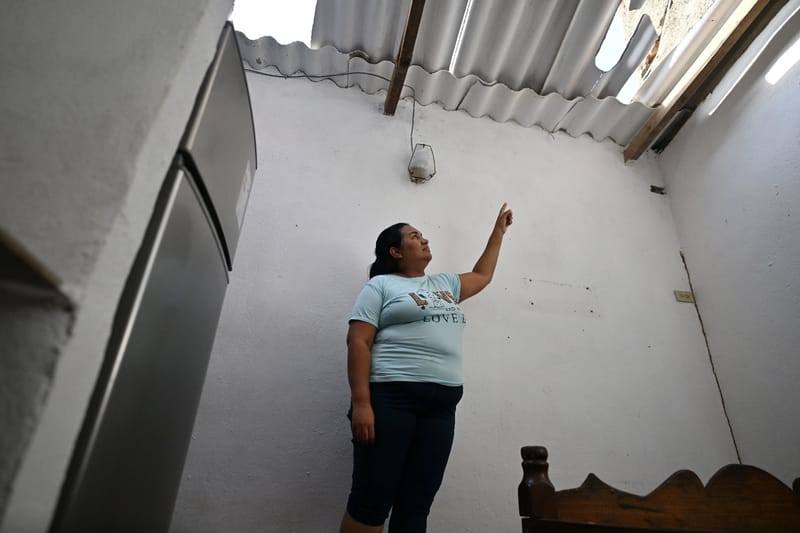 Linda Unamuno montre les dégâts causés à la toiture de sa maison