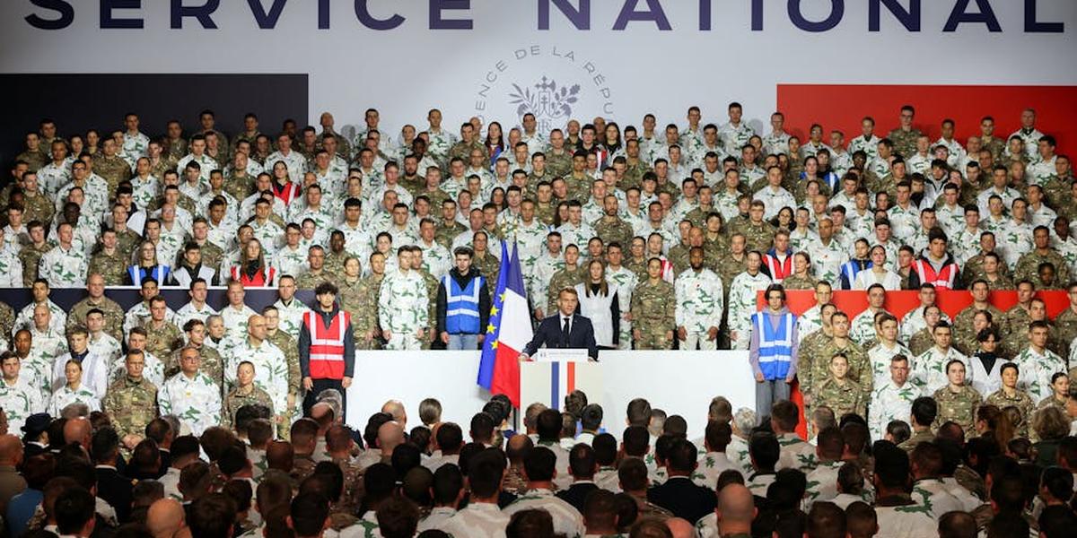 Candidats et personnels lors d'une journée d'information sur le service national