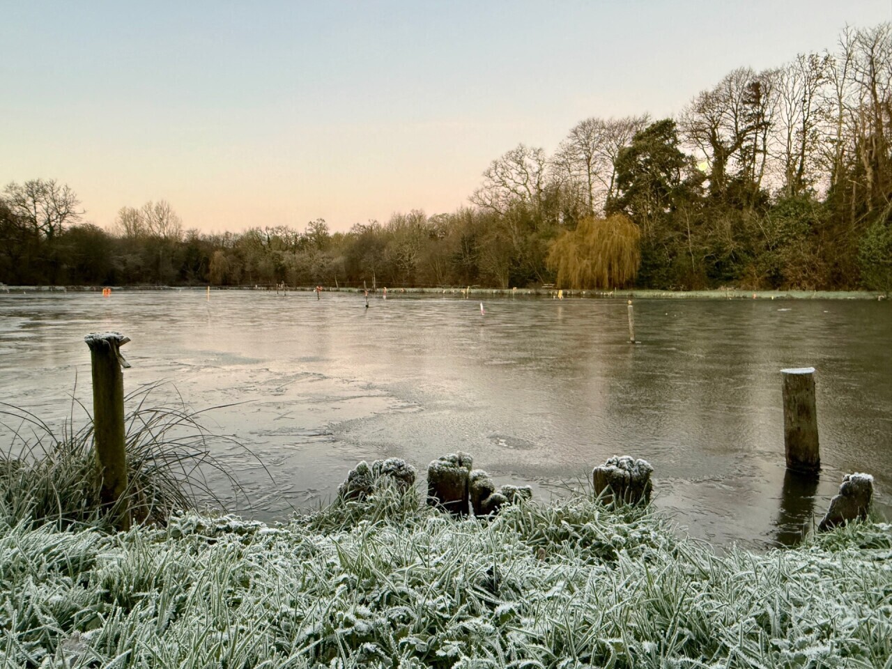 Paysage hivernal dans la Manche avec gel et neige