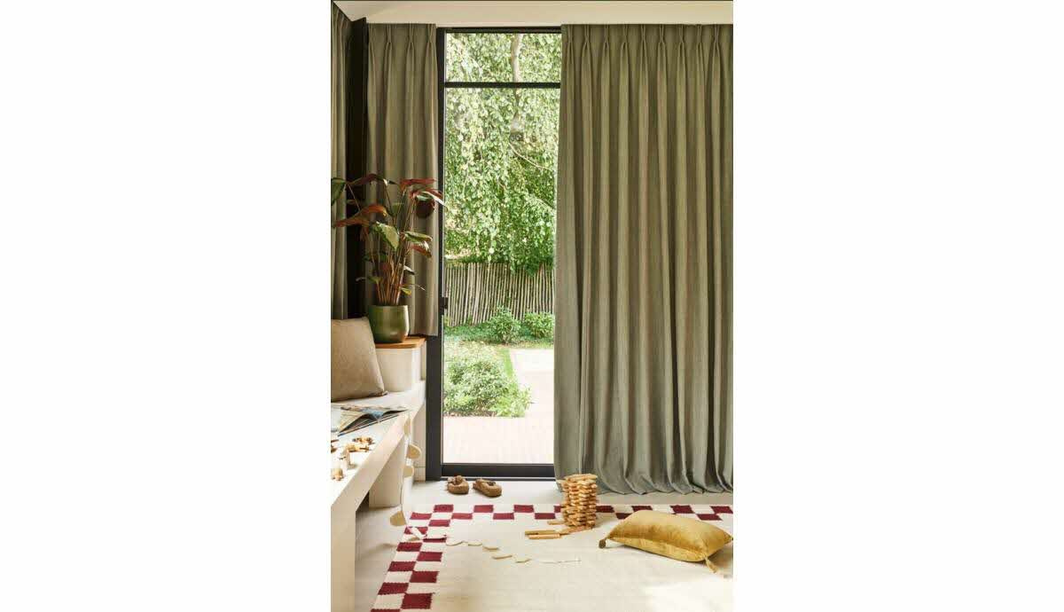 Fenêtres avec rideaux et stores isolants
