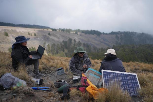 Karina Rodriguez et Marco Calo collectent des données sur une station de surveillance du volcan Popocatépetl.