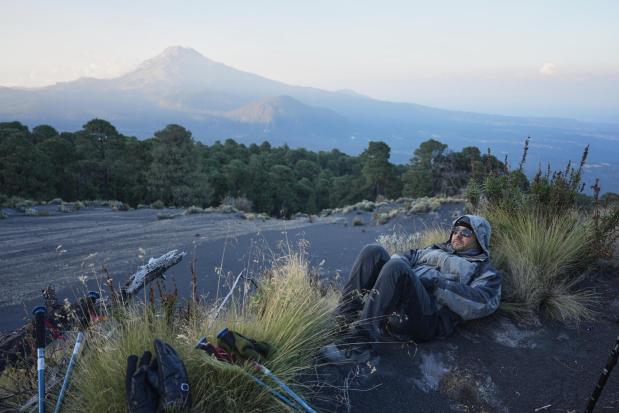 Le géophysicien Marco Calo se repose près du campement sur les pentes du volcan.