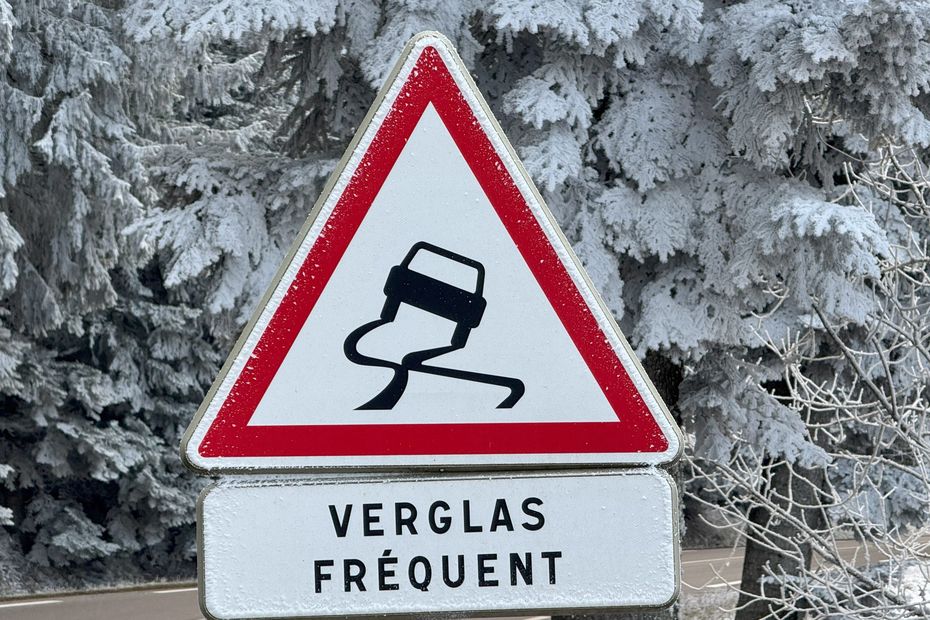 Panneau météo et route enneigée