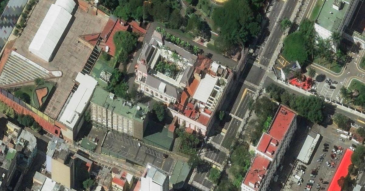 Vue du palais Miraflores entouré d'unités de police