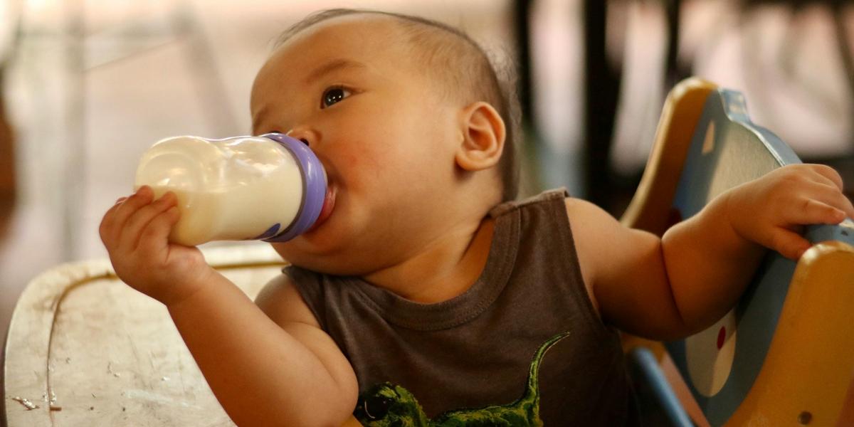 Biberon bébé sur fond neutre