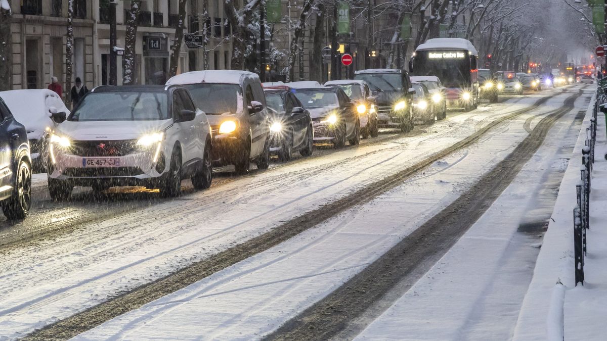 Vue générale de la neige dans une agglomération parisienne