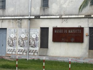 Enfant utilisant un smartphone