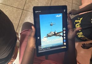 Enfants regardant des vidéos à domicile