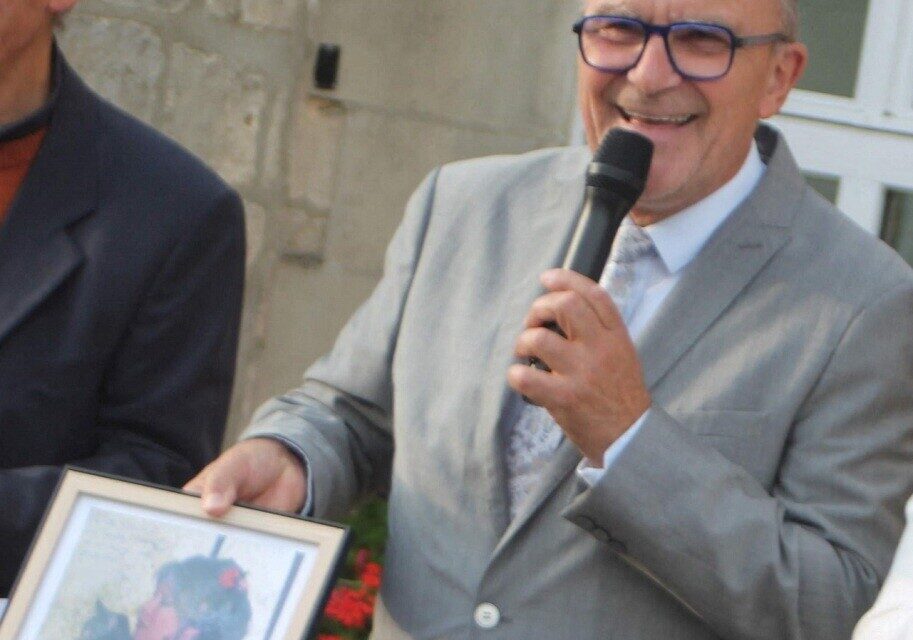 Portrait de Brigitte Bardot près de l'auberge du Trou Normand à La Vieille-Lyre