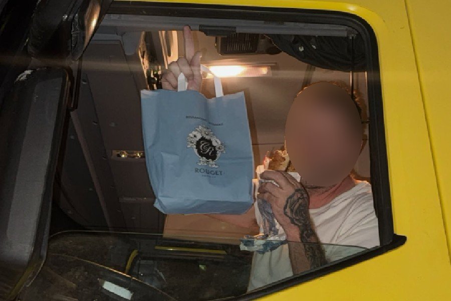 Routiers bloqués par la neige sur l’A16 et distribution de paniers repas par des gendarmes et une boulangerie