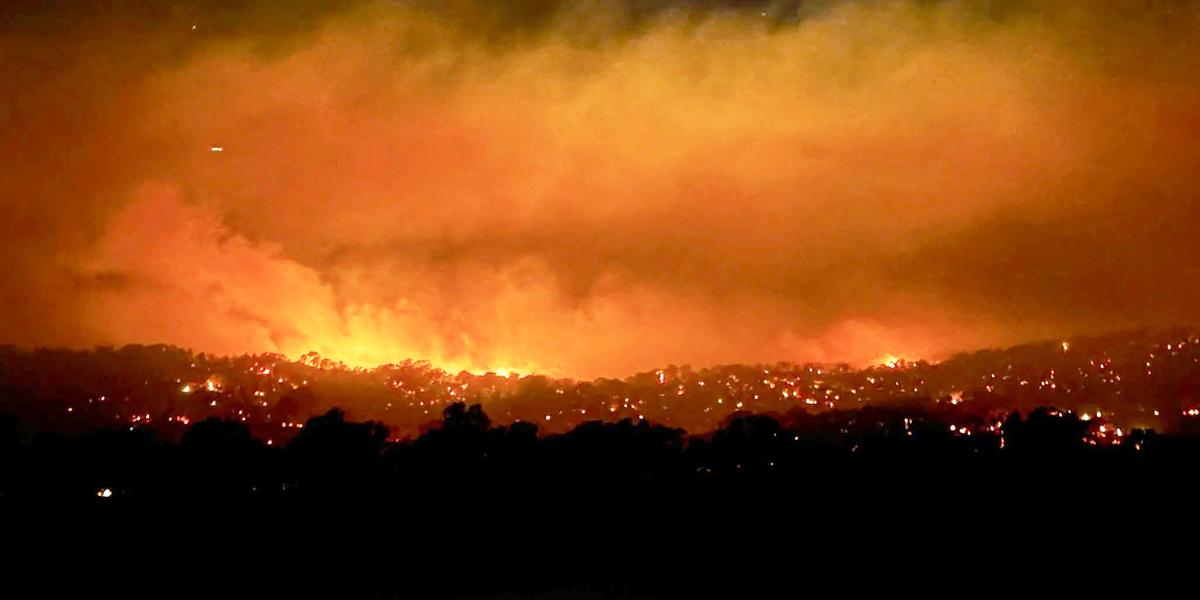 Vue des feux de brousse près de Longwood, Victoria