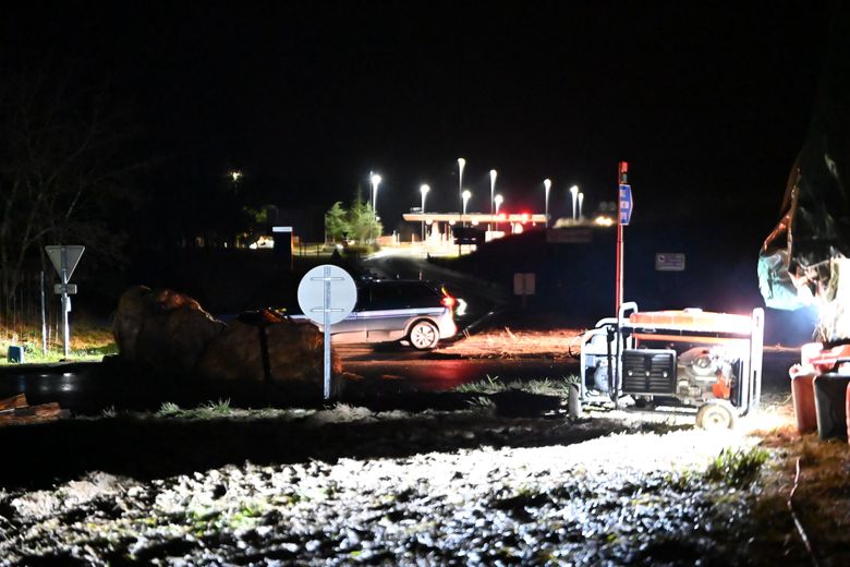 Gendarmes et manifestants sur le rond-point la nuit