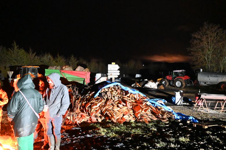 Tracteurs entourant le rond-point