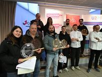 Les gagnants du concours avec leurs trophées