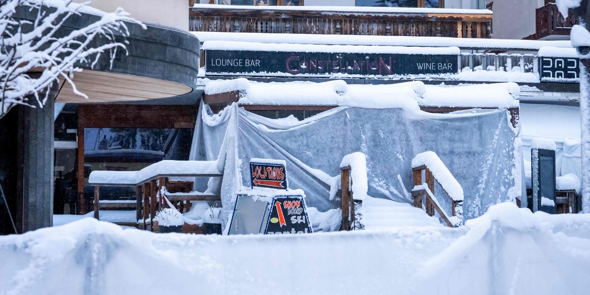 Vue d'un bar en feu à Crans-Montana lors du Nouvel An