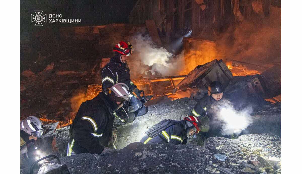 Dégâts et fumée autour d'un site bombardé près de Kharkiv