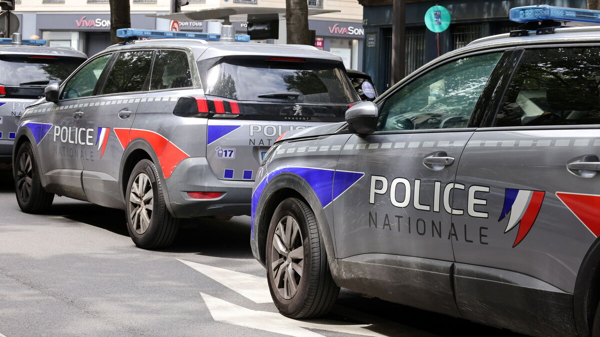 Photo montrant des policiers lors d
