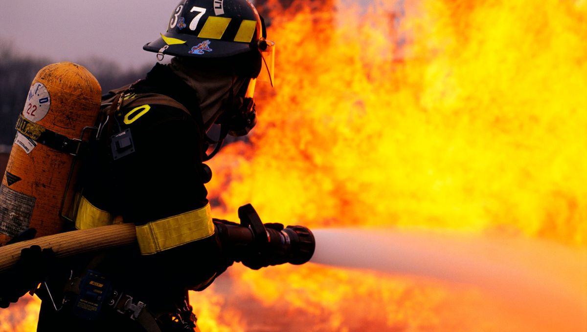 Vue aérienne d'un méga-feu et de son panache