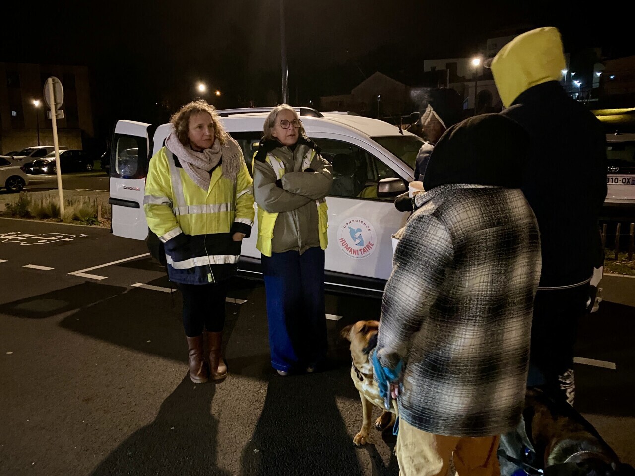 Photo montrant des autorités lors de la levée du plan grand froid dans la Manche