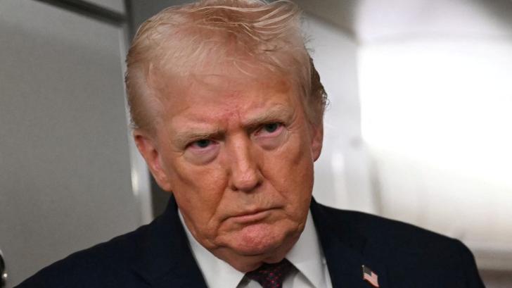 Le président américain Donald Trump s’adresse à la presse à bord d’Air Force One