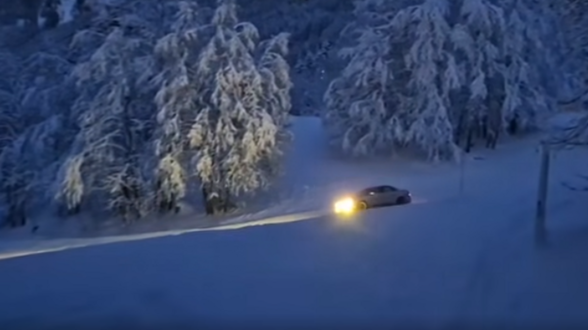 Voiture dévalant piste bleue à Les Houches