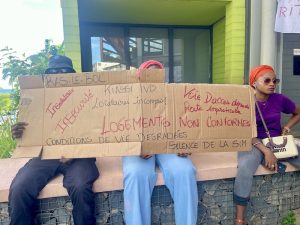 Les grévistes devant l’entrée du bâtiment