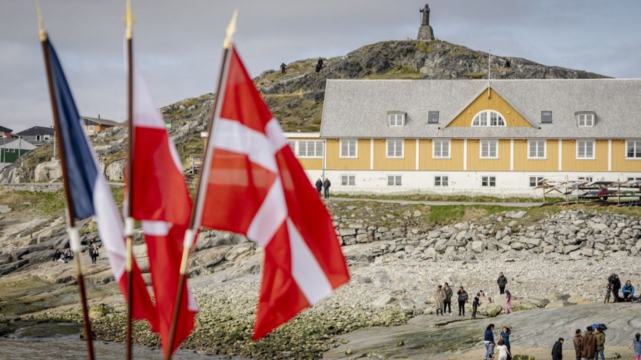Drapeaux France Groenland Danemark lors de l