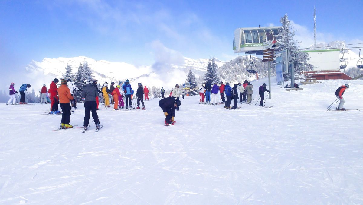 Voiture dévalant une piste de ski à Les Houches