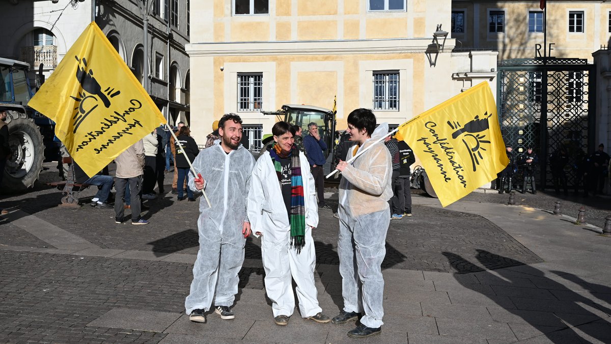 Des agriculteurs devant la préfecture d'Épinal lors d'une mobilisation