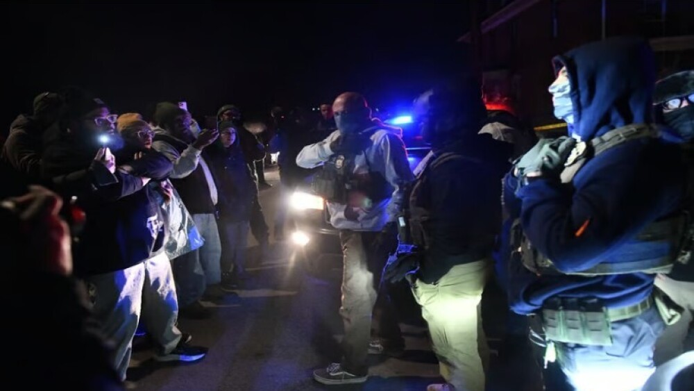 Agents de l’ICE et manifestants à Minneapolis