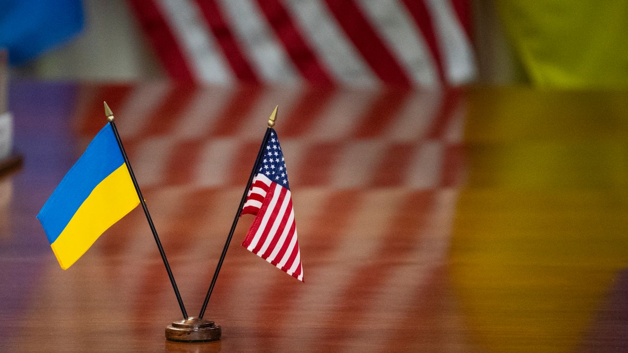Drapeaux ukrainiens et américains lors des négociations