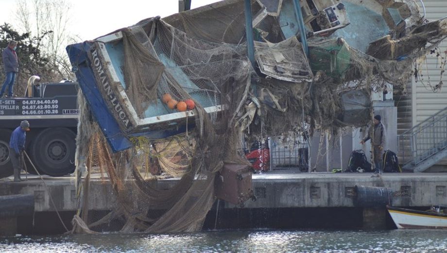 Bateau épave sorti de l’eau