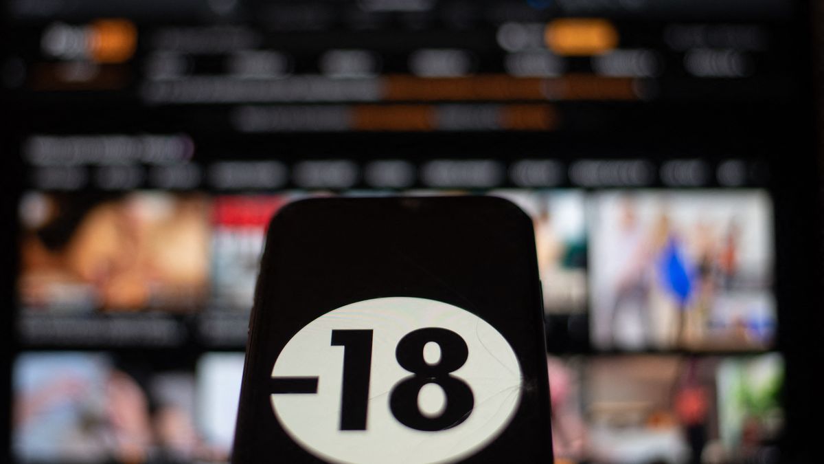 Élèves filmant un surveillant dans un lycée