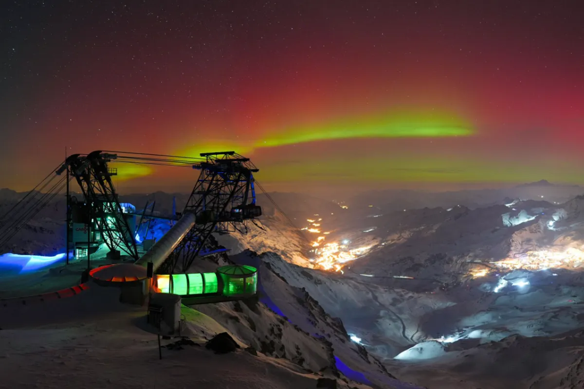 Ciel nocturne avec aurores boréales vues au-delà du Finistère