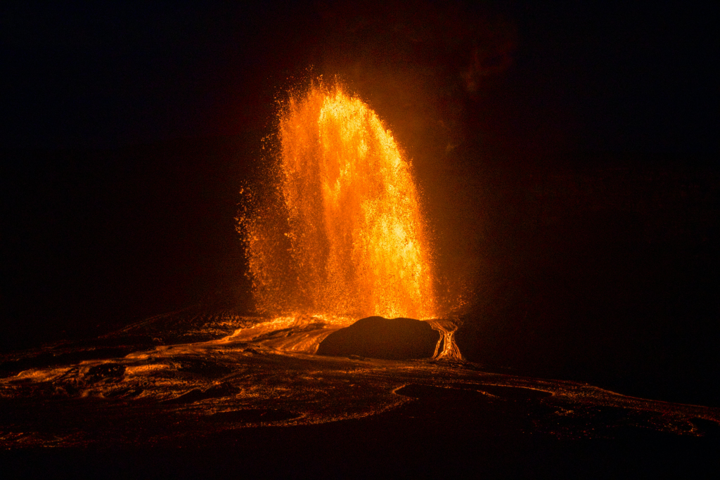 Vue nocturne de l eruption du Piton de la Fournaise