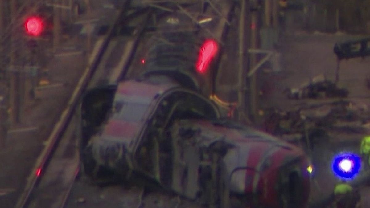 Familles et rescapés près du site de l’accident