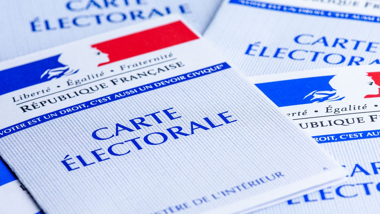 Carte électorale française montrant les informations d'inscription