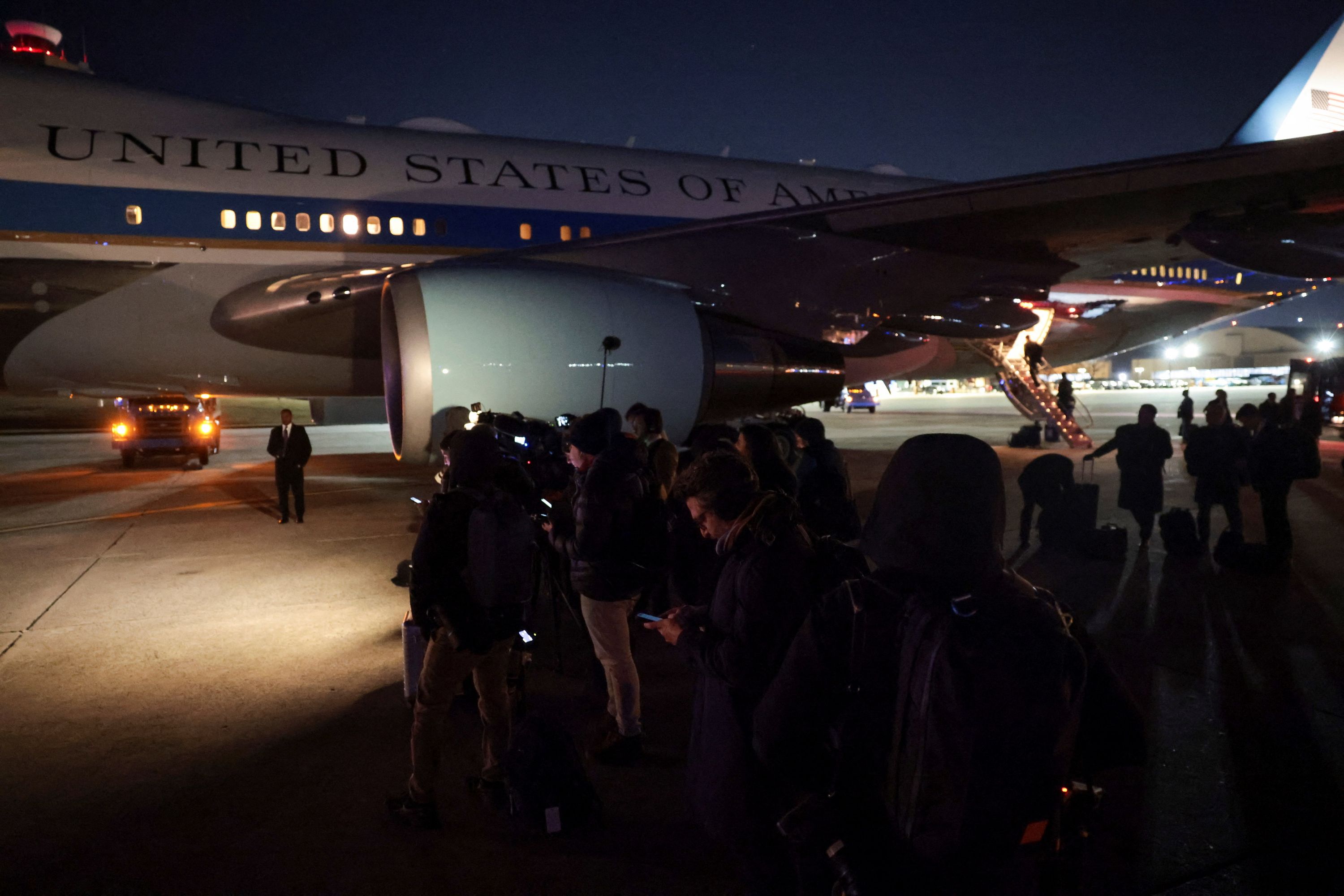 Air Force One sur le tarmac après le demi-tour