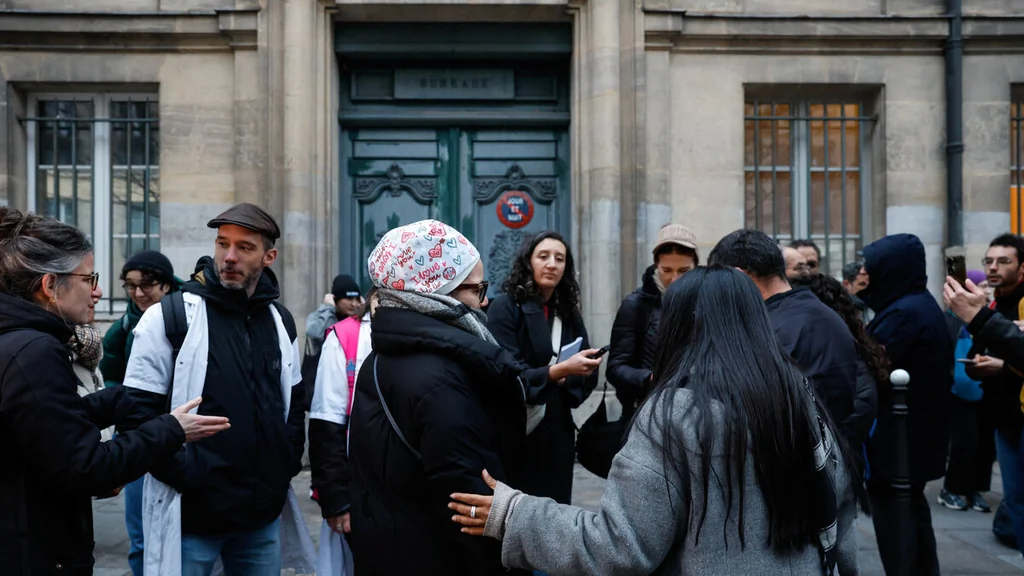 Licenciement d'une infirmière pour port du calot : la justice suspend la sanction