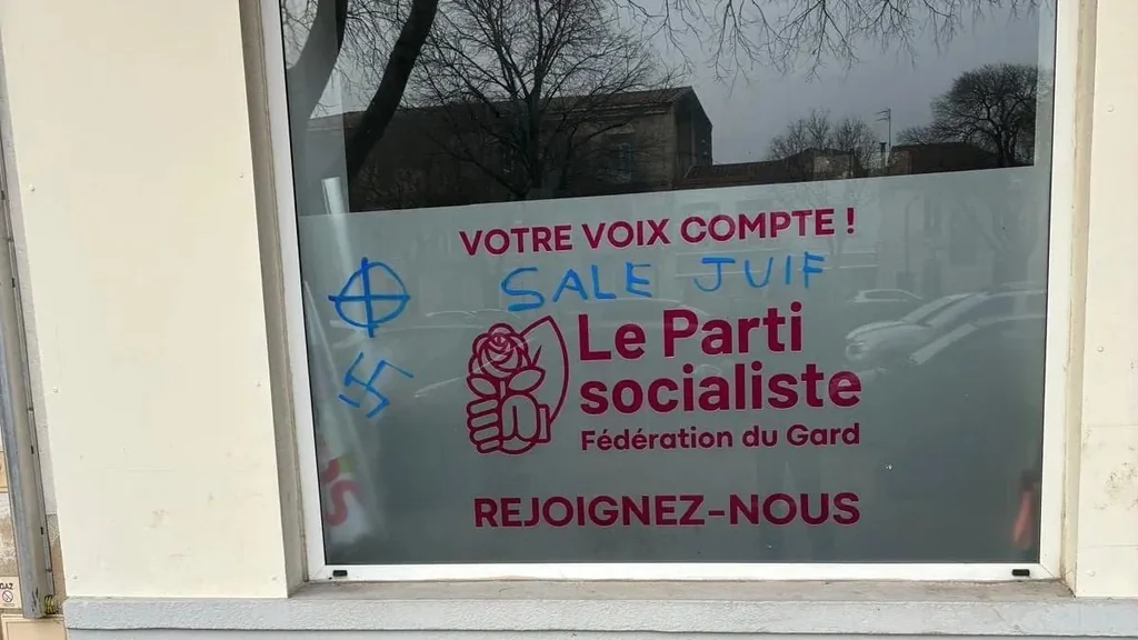 Inscriptions antisémites sur la façade du PS à Nîmes