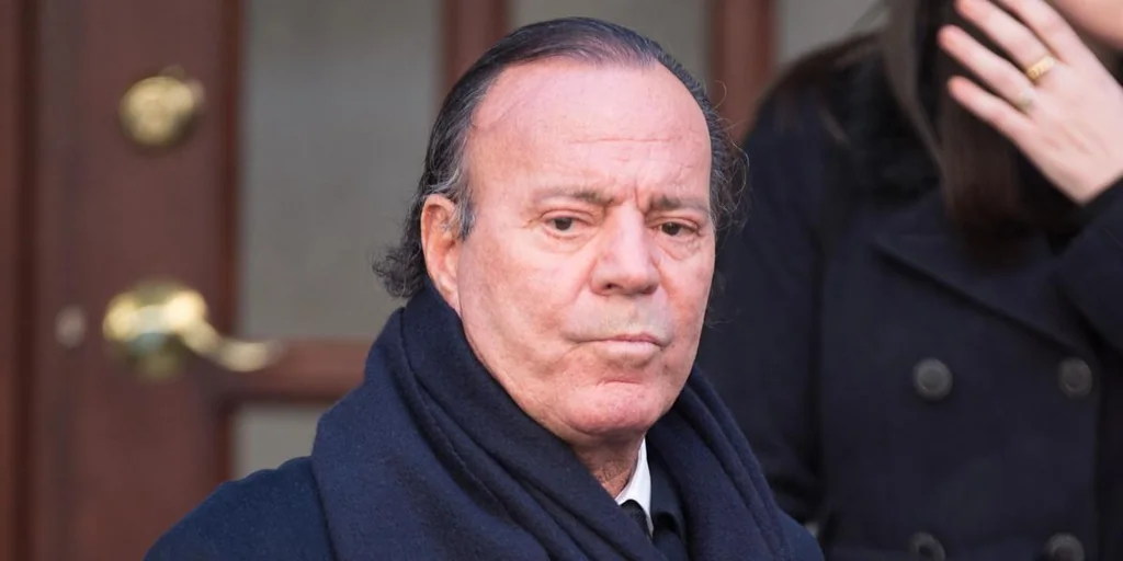 Julio Iglesias accusé d’agressions et de traite
