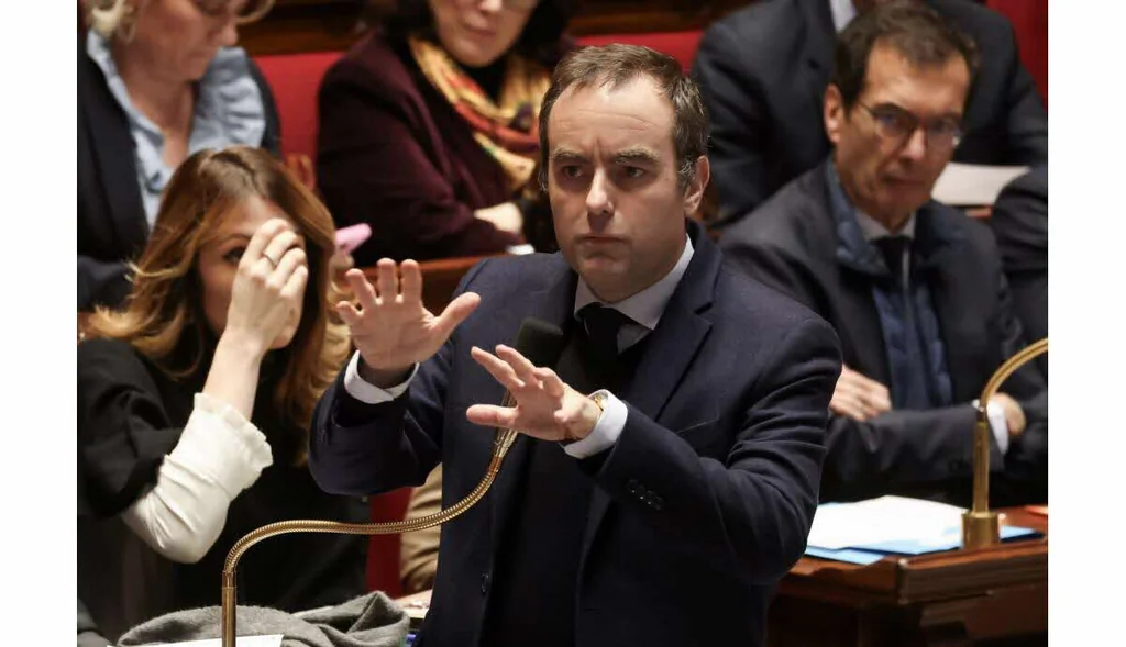 Lecornu annonce hausse de prime d'activité et defend le budget 2026