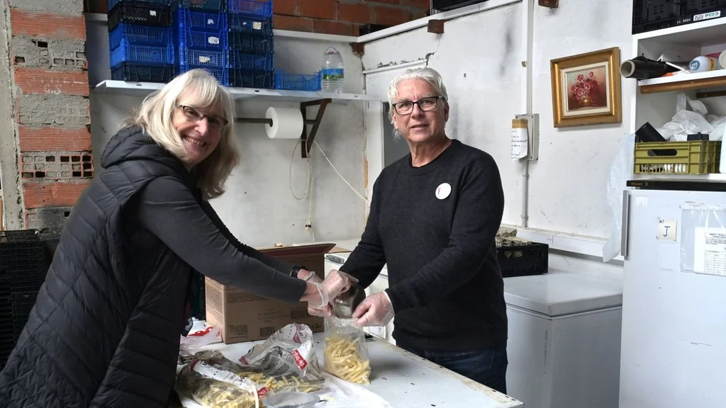 Couple américain s'engage bénévolement auprès des Restos du Cœur à Limoux