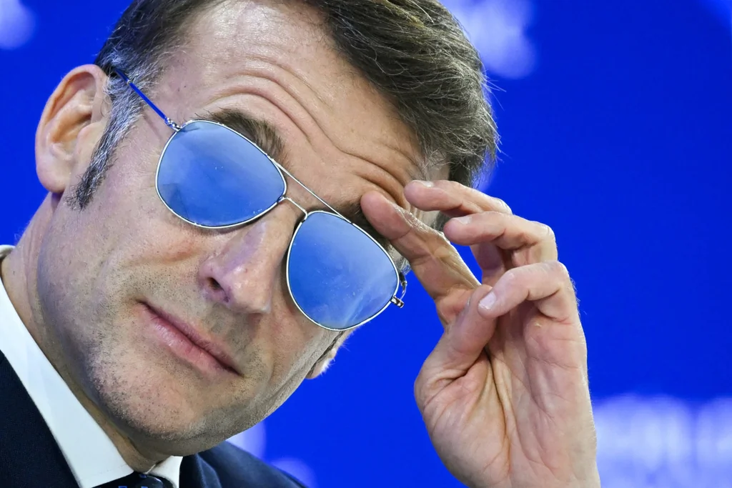 Macron à Davos: lunettes de soleil et explications sur l’œil