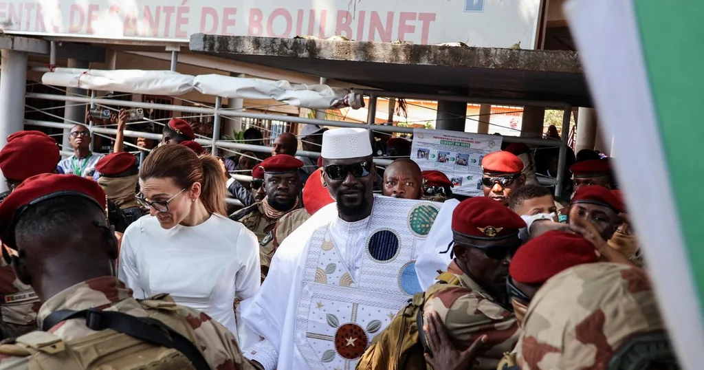 Macron félicite Mamadi Doumbouya après sa victoire en Guinée