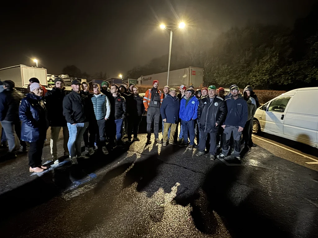 Agriculteurs du Morbihan contrôlent les poids lourds pour défendre leur production